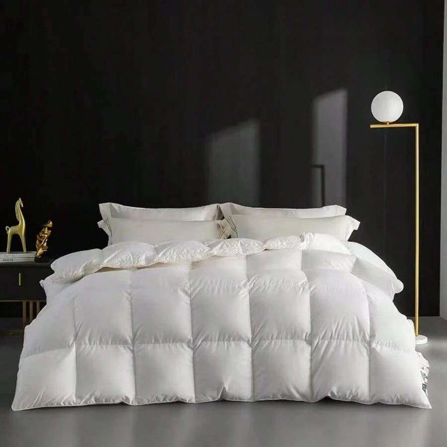 Yun Do White Goose Down Alternative Comforter - Medium Warmth Hotel Duvet